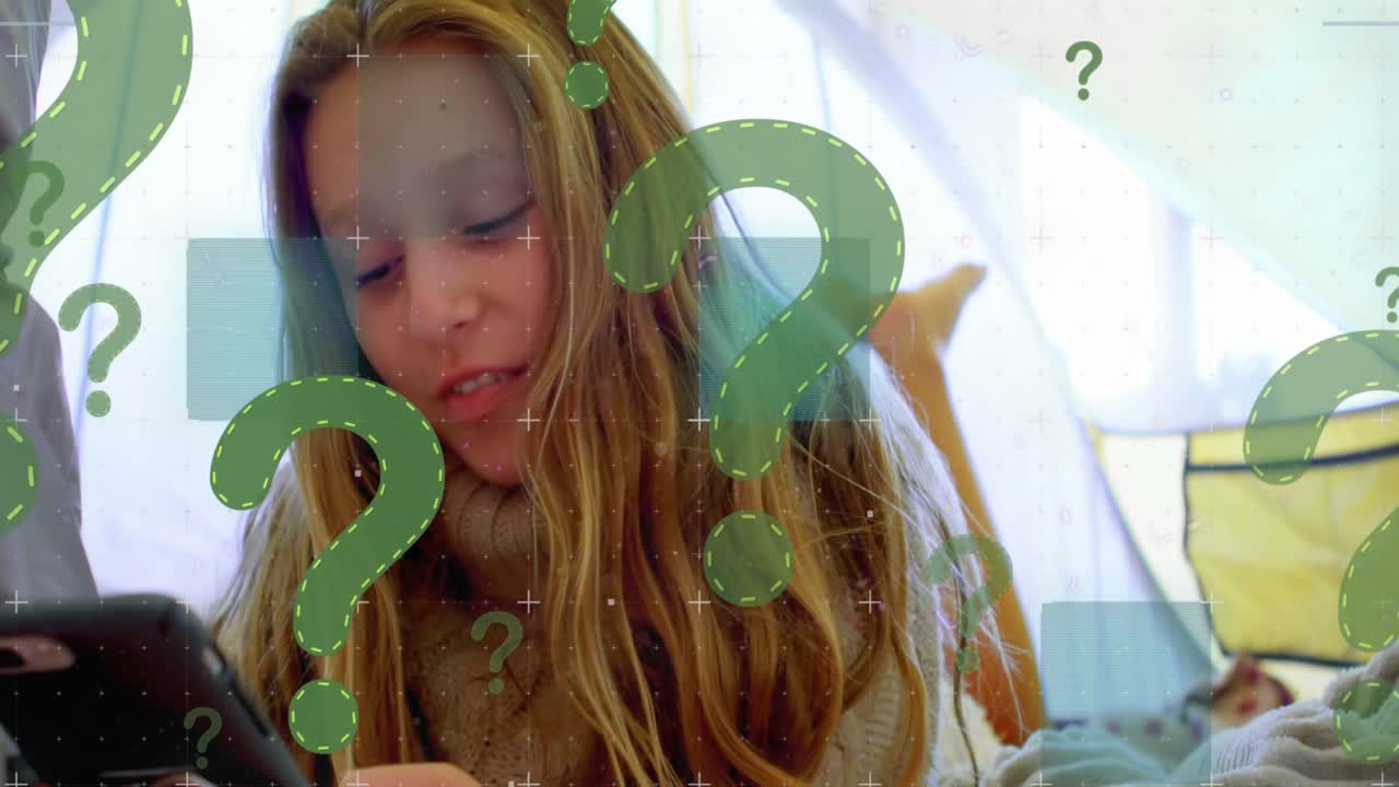 iconos de signos de pregunta y rastros de luz contra una mujer caucásica que usa un teléfono inteligente mientras está acostada en la cama