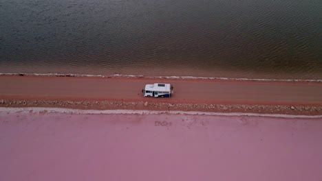 camioneta en la carretera de point sinclair en el lago macdonnell en el sur de australia