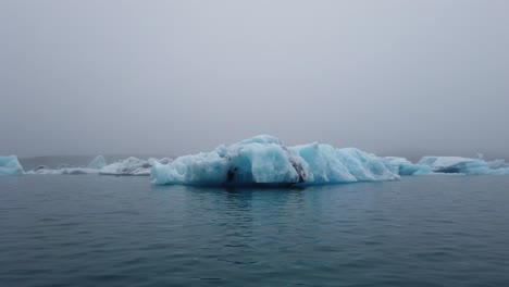 grandes trozos de hielo glacial flotando en la laguna del glaciar jokusarlon, lo más destacado de la carretera de circunvalación del sur de islandia