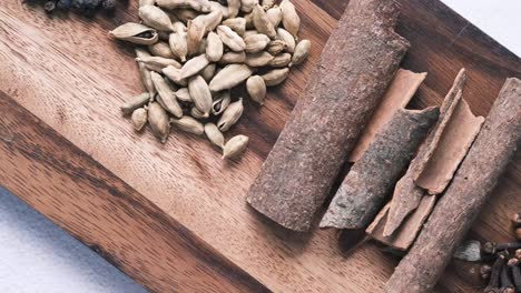 especias en una tabla de cortar de madera