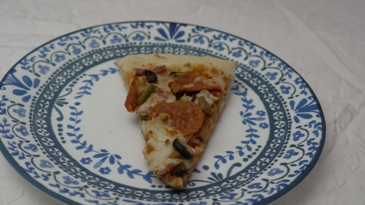 una rebanada de pizza cargada en un plato