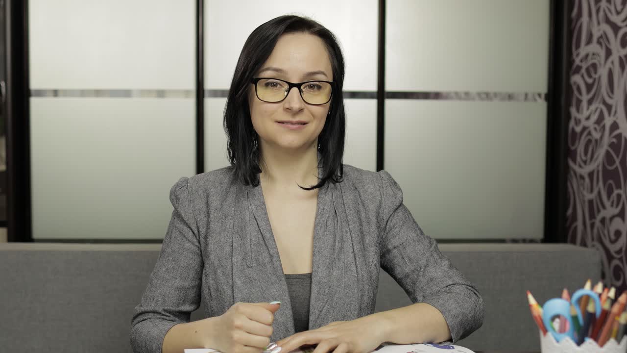 maestra haciendo videoconferencia. educación a distancia con la clase de los niños en casa