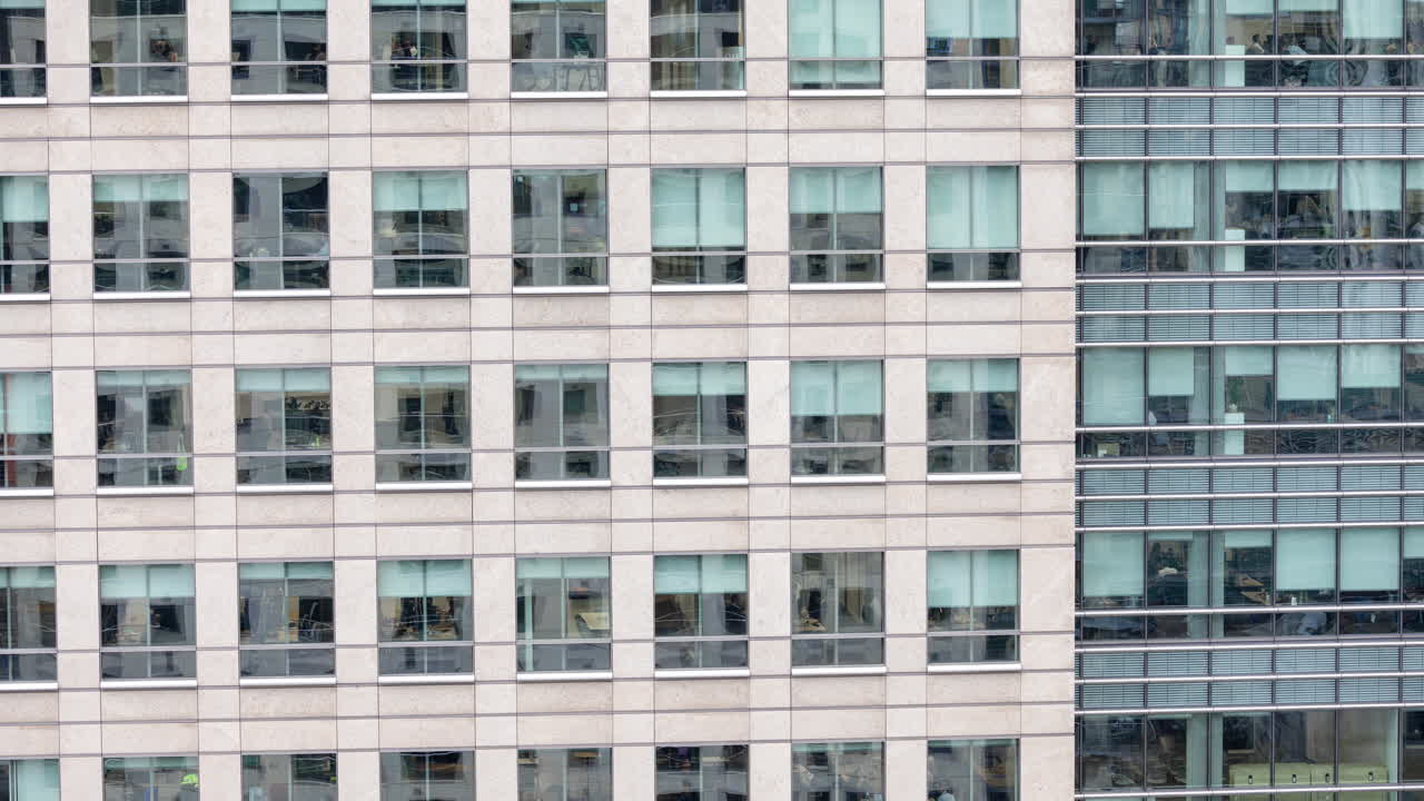 las ventanas de la oficina de canary wharf, en los muelles de londres.