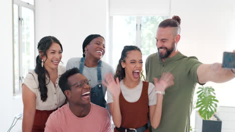 selfie en grupo, gesto de la mano