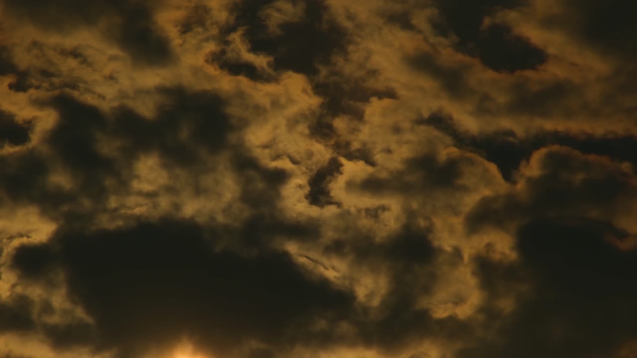 la luz de la luna brillando a través de las nubes hinchadas oscuras que se mueven lentamente