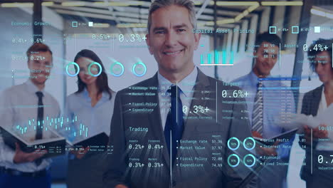 animación del procesamiento de datos sobre diversas personas de negocios en la oficina