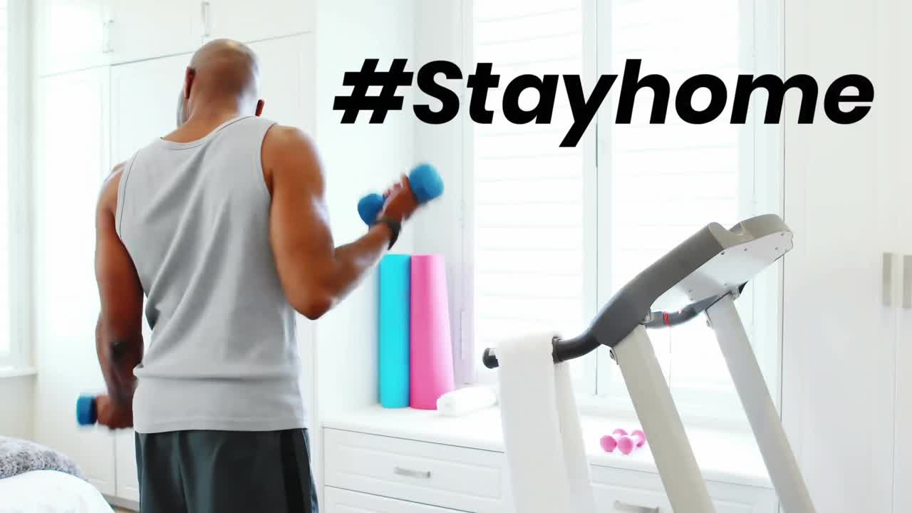 코로나바이러스 코로나19 대유행 기간 동안 실내에서 스포츠를 하는 아프리카계 미국인 남성