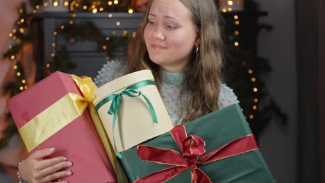 Besorgte-Frau-Hält-Zu-Viele-Geschenke-In-Der-Hand,-Porträtansicht