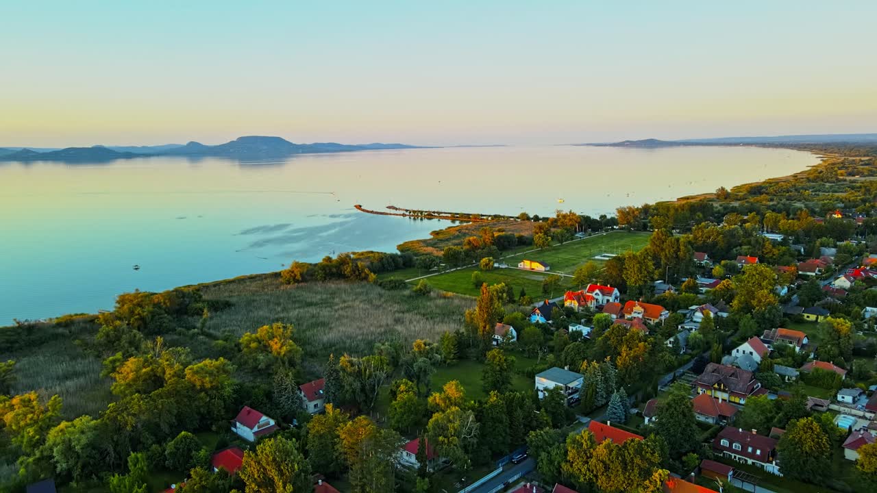 Macaristan'ın Somogy bölgesinde, Balaton Gölü'nün güney kıyısında yer alan Balatonmáriafürdő köyünün havadan 4K drone çekimi