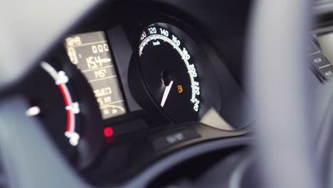 símbolo de inicio de coche y bajo nivel de combustible que se muestra en el salpicadero, vista lateral de primer plano extremo