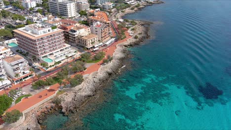 mallorca: vista aérea de la ciudad turística de son servera en la isla de mallorca, españa, europa | ciudad y olas siguen
