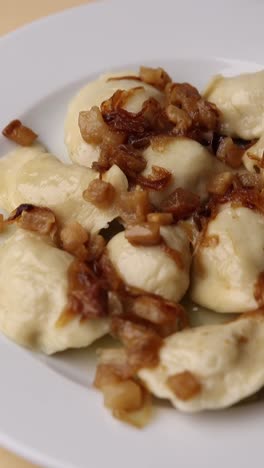 délicieux pierogi avec des oignons caramélisés