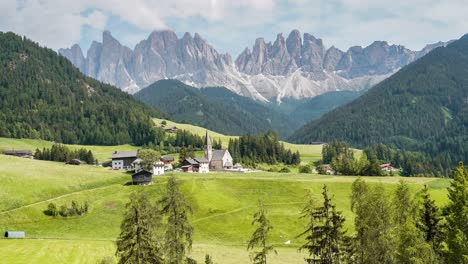 famoso tiro de lapso de tiempo de val de funes de los alpes italianos de santa magdalena, dolomitas