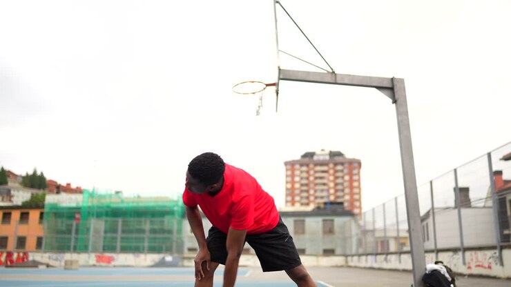 Uomo che si allunga su un campo da basket