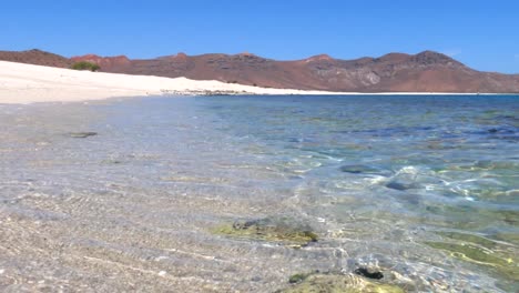 El-Agua-Cristalina-Del-Océano-Recorre-Una-Playa-De-Arena-Blanca-En-Un-Día-Soleado-En-México.