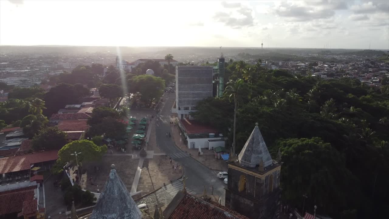 tiro histórico de la iglesia de olinda, recife, brasil, que se extiende hacia la ciudad y el océano