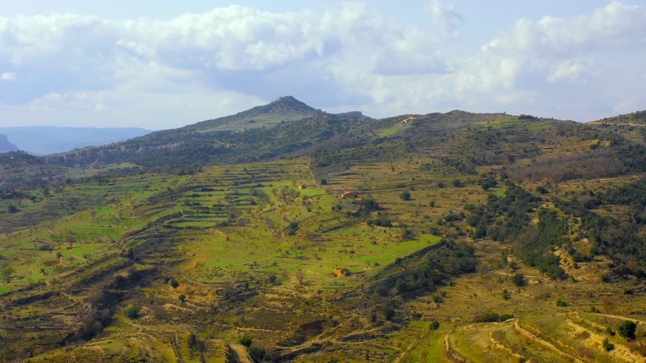 Panorama aereo con catene montuose e terrazzamenti agricoli nel paesaggio del Maestrazgo, Spagna