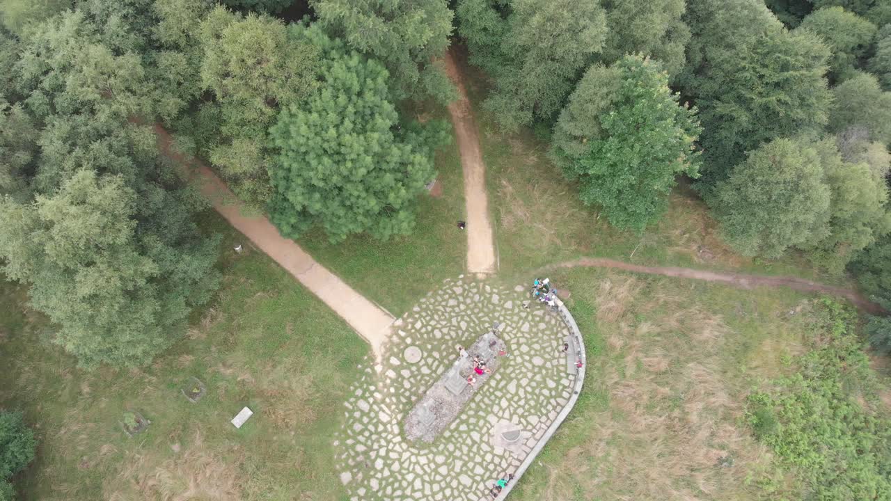 스페인 비스케이에 있는 우르키올라 자연 공원에서 자연을 즐기는 사람들의 공중 하향식 전망 - 푸른 산에서 즐거운 시간을 보내는 관광객