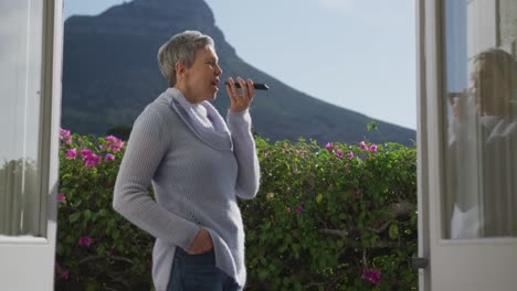 donna anziana a casa da sola