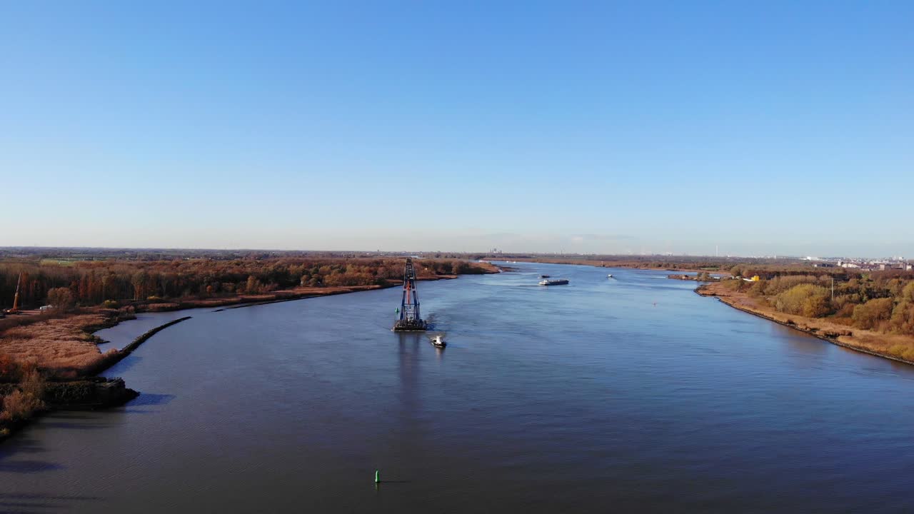 네덜란드 바렌드레흐트에서 투우사 크레인 선박을 잡아당기는 잔잔한 강의 조감도