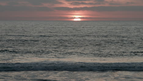 El-Sol-Se-Pone-Sobre-El-Océano-Pacífico-En-Una-Playa-De-Cardiff,-California.