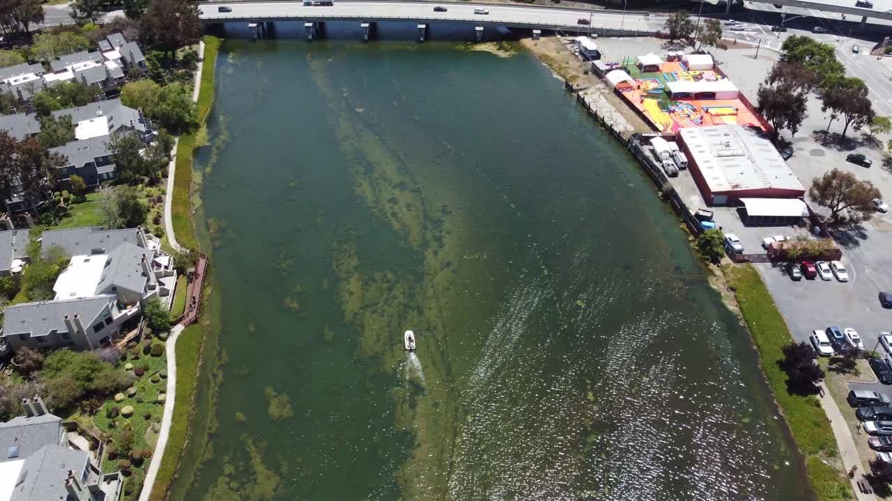 Vista panoramica di San Mateo, California, con ponti sulla Laguna Blu e una barca a vela.