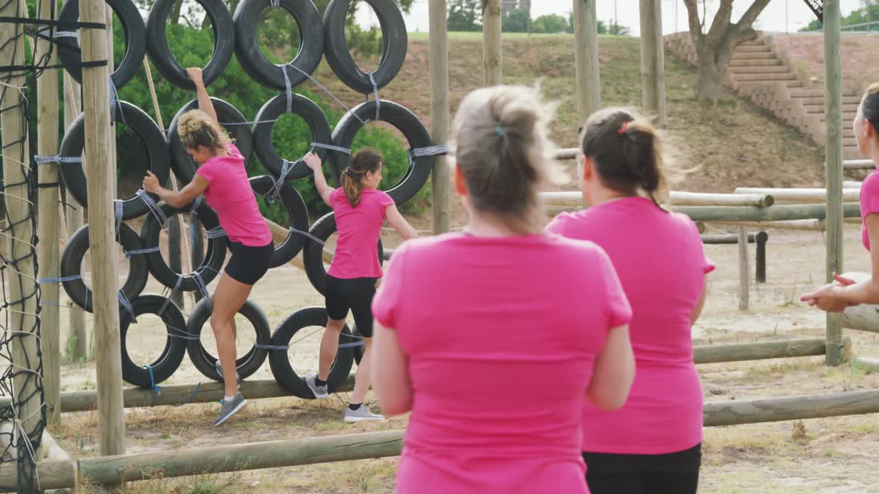 amigas disfrutando de hacer ejercicio en el campamento de entrenamiento juntas
