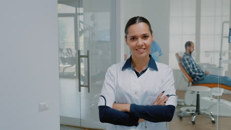 Retrato-De-Estomatólogo-Caucásico-En-Uniforme