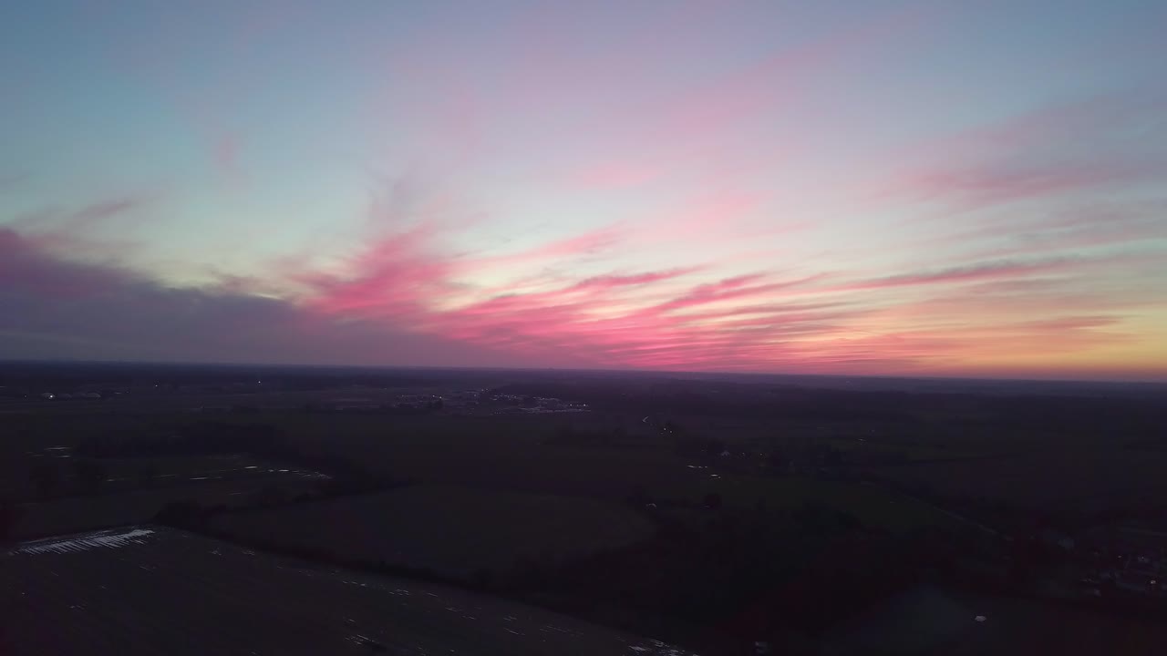increíble puesta de sol rosa sobre campos agrícolas ingleses rurales con agua estancada y charcos