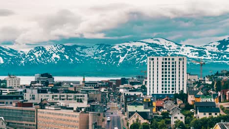 timelapse de tromso, nubes moviéndose desde el sur mientras vemos autos y personas por la calle principal de tromso