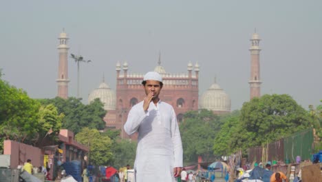 Indischer-Muslimischer-Mann-Macht-Adab-Vor-Der-Jama-Masjid-Delhi,-Indien