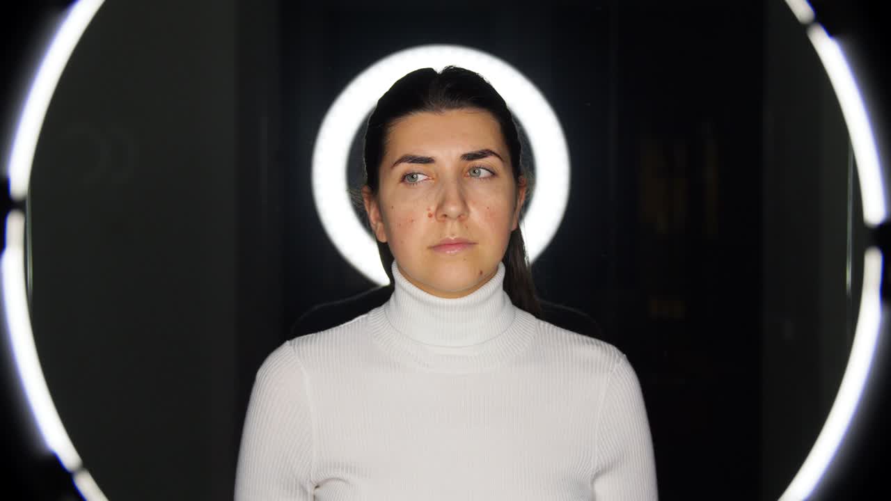 여성이 조명 위에 무언가를 만지고 있습니다.