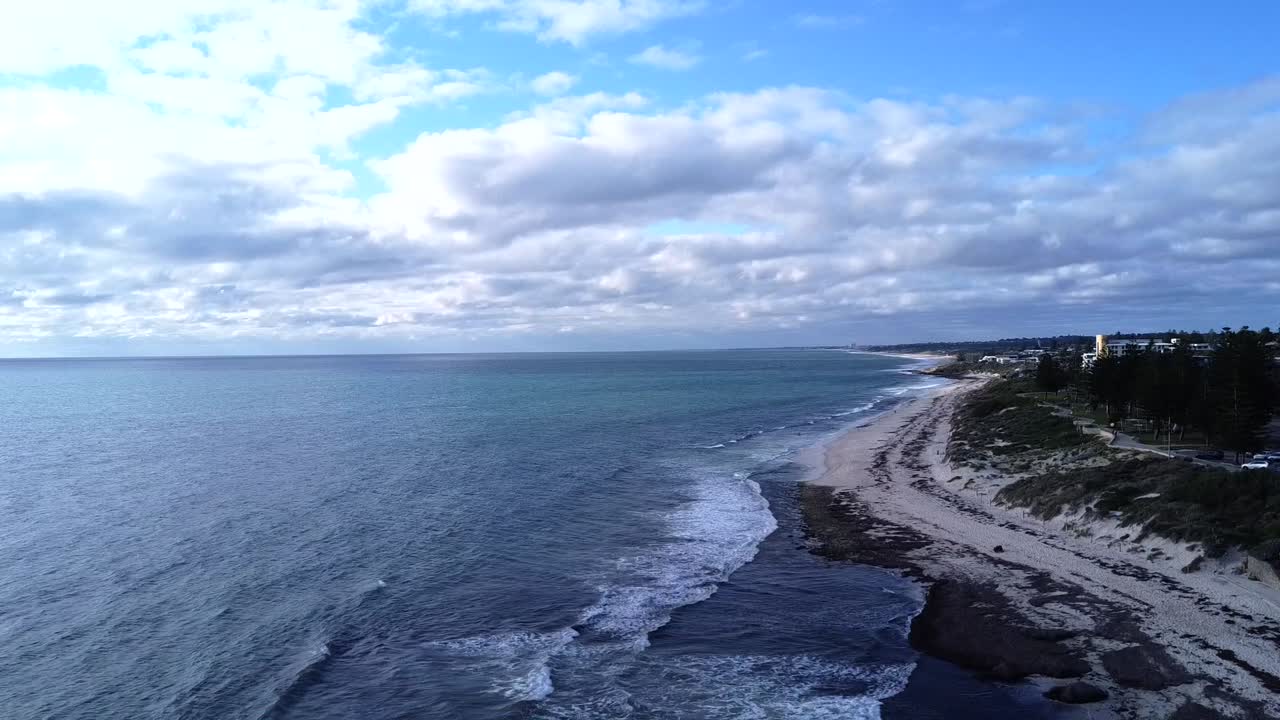 la playa de cottesloe se está retirando hacia abajo, perth, australia occidental.