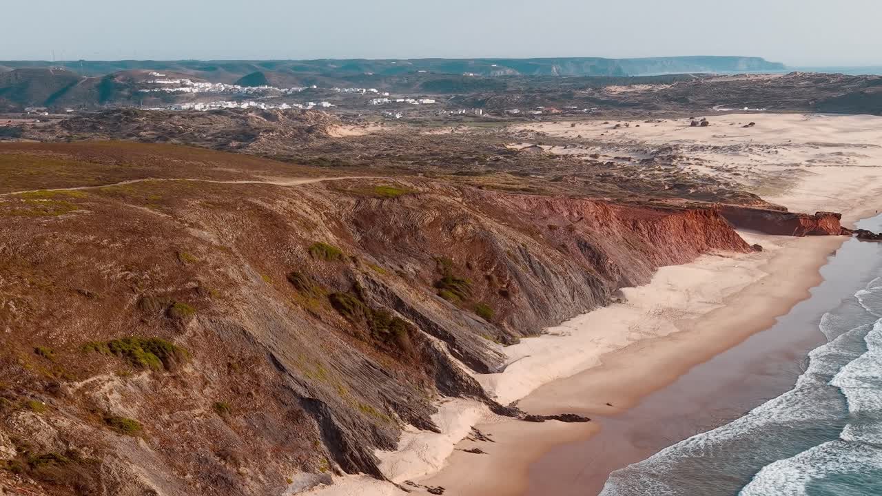 Vista della costa con spiaggia e scogliere in Portogallo durante il giorno