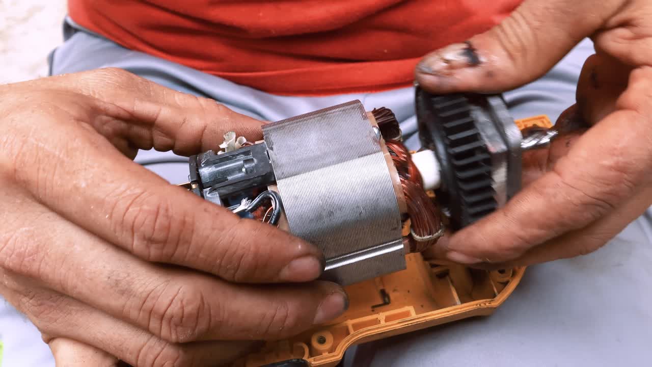 hombre ensamblando una herramienta eléctrica conocida como máquina perforadora eléctrica, que forma su equipo profesional con el que realiza su profesión de trabajador de la construcción en la que es hábil