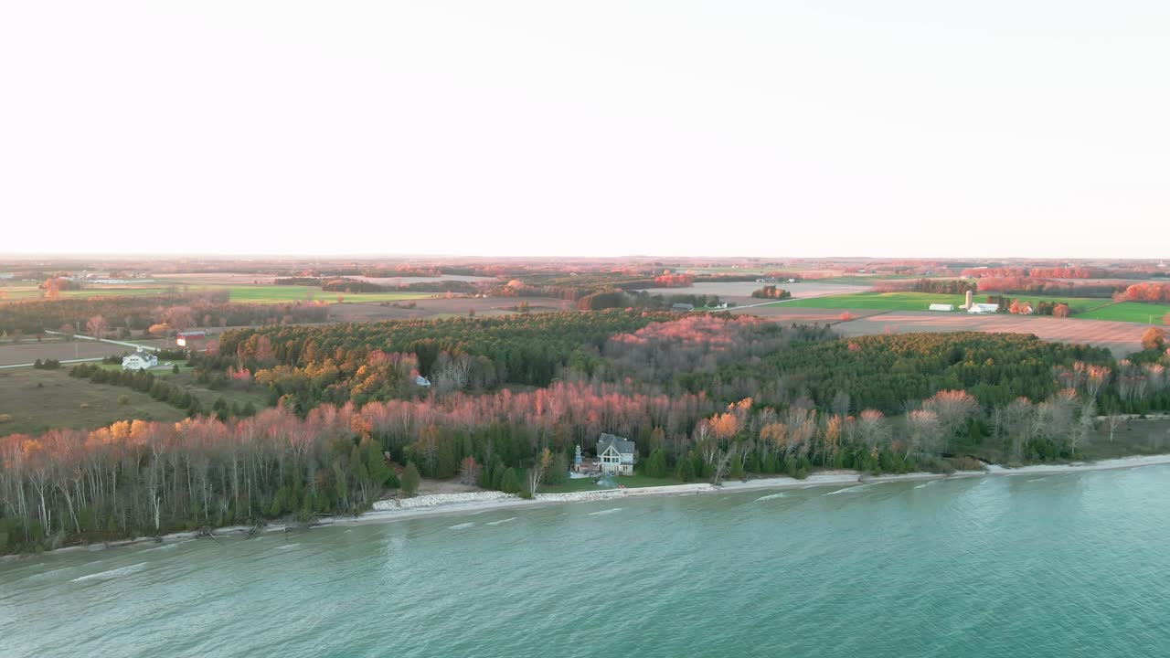 작은 숲, 호수, 해변으로 둘러싸인 매력적인 호숫가 오두막의 영화 같은 공중