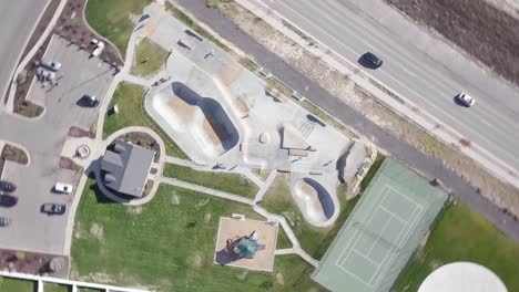 lehi skatepark en salt lake city utah - espiral aérea de arriba hacia abajo decente