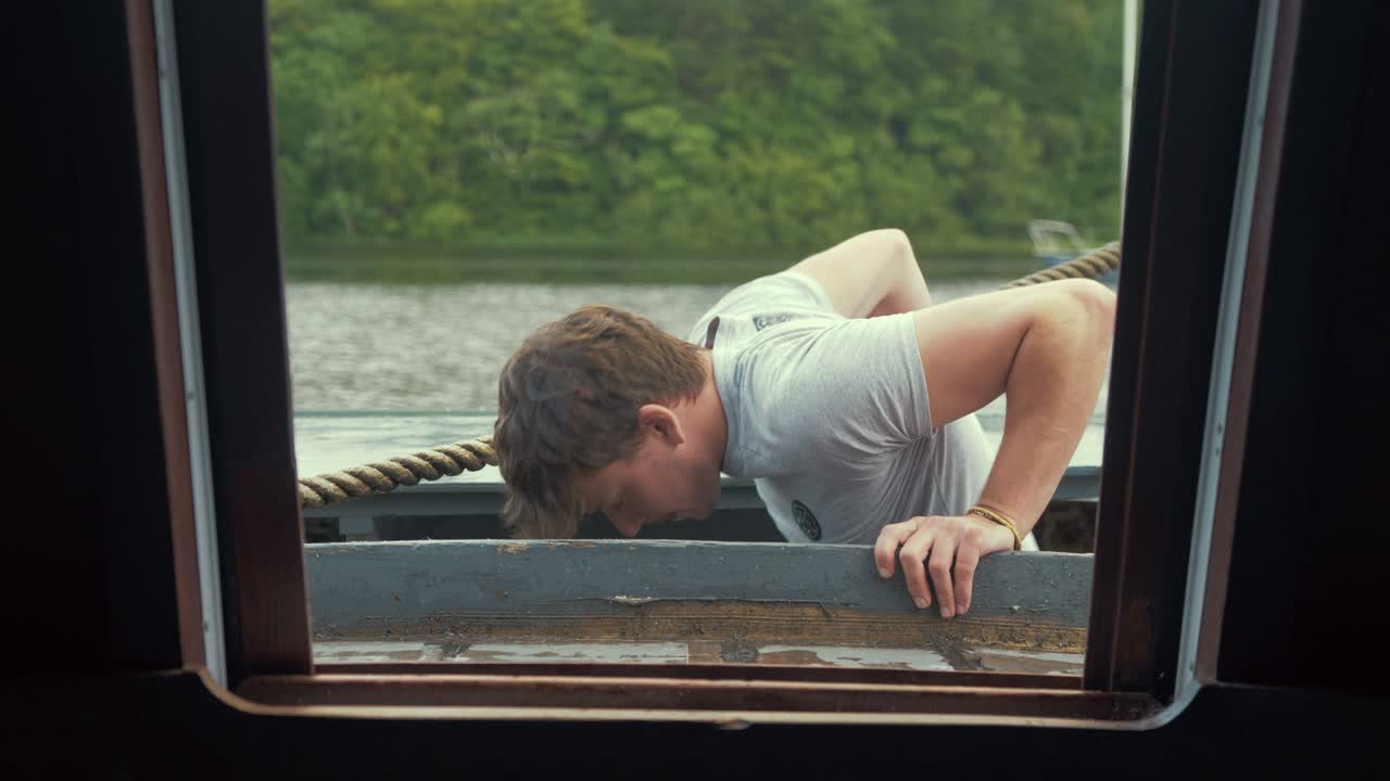 보트에 탄 청년이 기관실로 뛰어든다