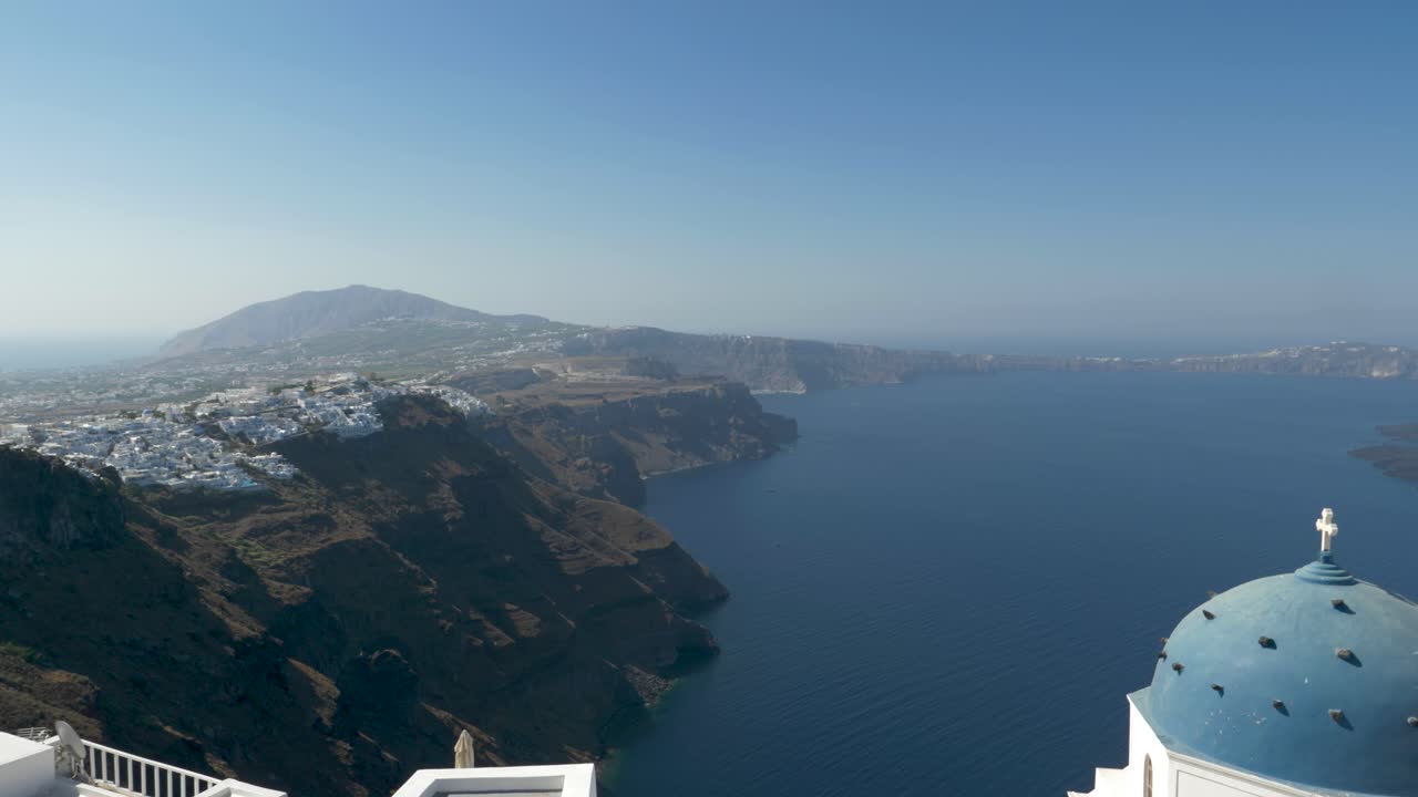 panorámica de transición hacia arriba, vista fenomenal de la caldera, santorini, grecia