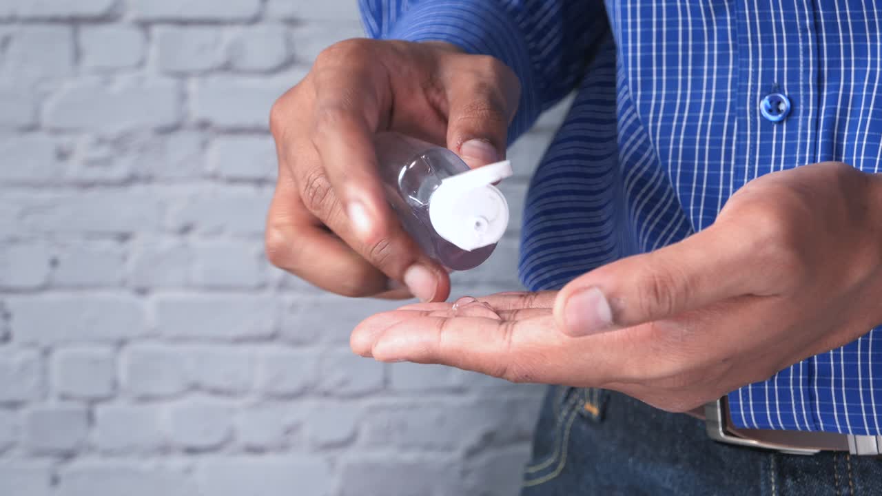 las manos del hombre mostrando las palmas abiertas y los puños apretados.