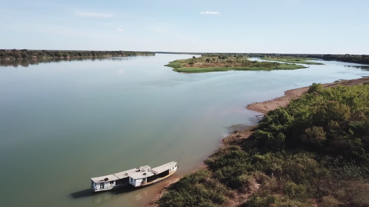 브라질 바히아 주에서 큰 가뭄이 들었을 때 상프란시스코 강의 건조하고 건조한 강둑 위를 날고 있습니다.