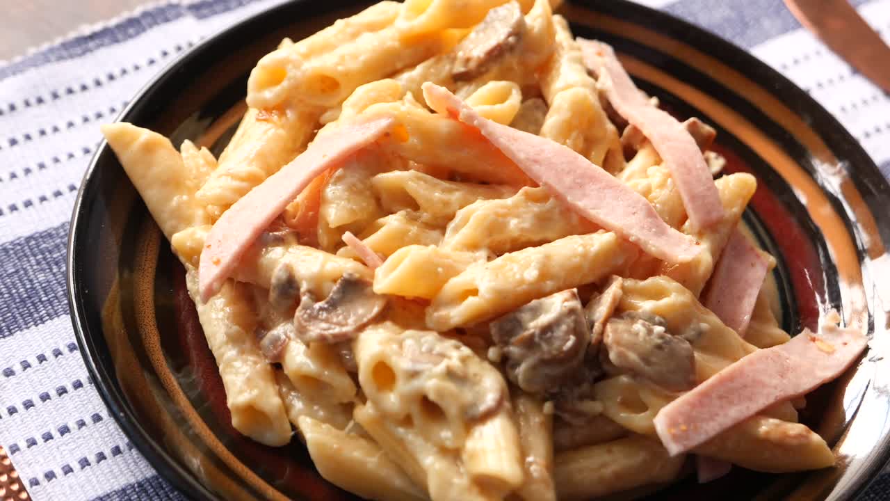 сливочная макаронная паста с ветчиной и грибами