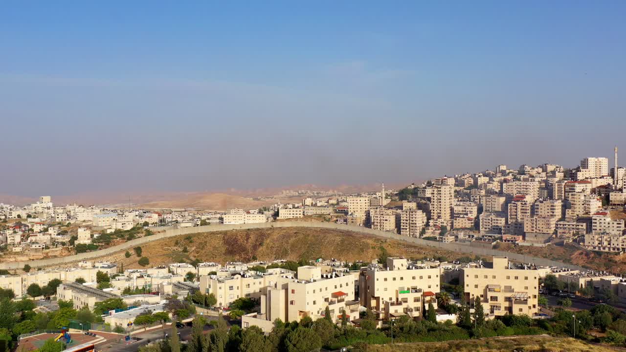 Vista aerea di una città con una prominente barriera di separazione