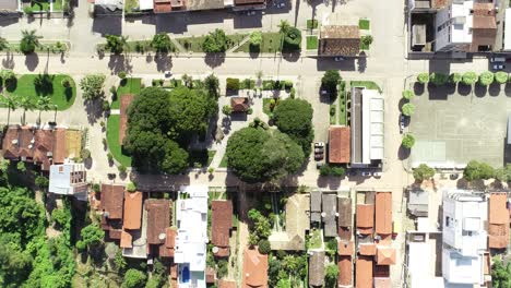 toma aérea de calles vacías de una pequeña ciudad durante el bloqueo del virus de la corona pandémica