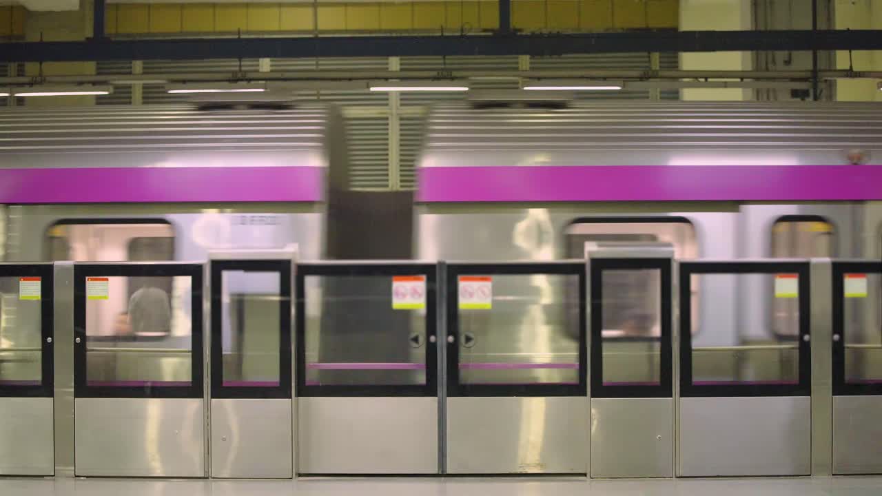 el metro de delhi se detiene en la estación.