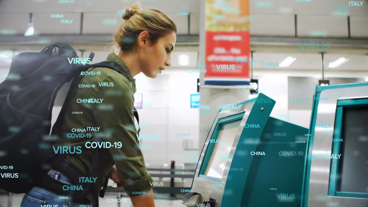 video compuesto digital de covid-19 china italia texto que se mueve contra una mujer usando una máquina de billetes