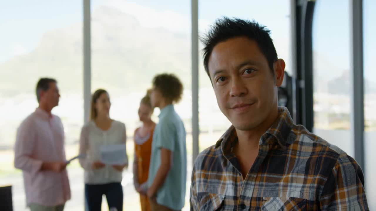 현대적인 사무실 4k에 서있는 아시아 남성 비즈니스 임원