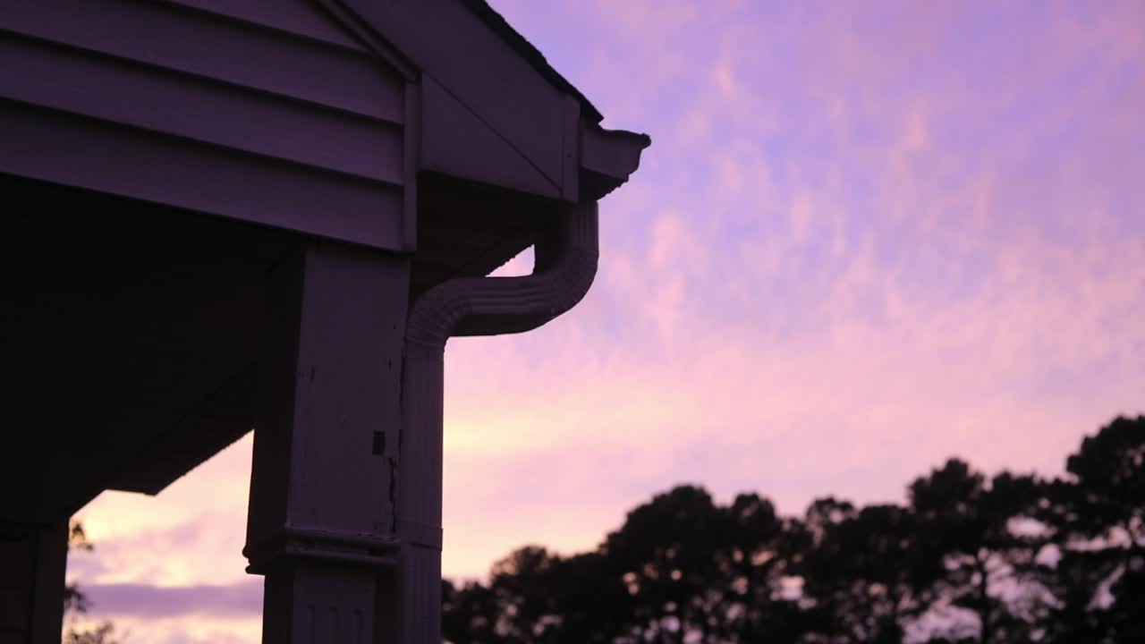 집 밖 동네의 아름다운 석양