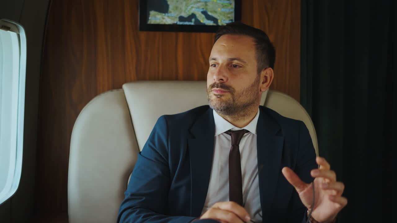 Uomo d'affari che lavora su un jet privato