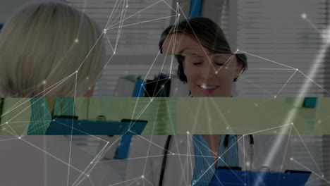 animación de la red de comunicación sobre feliz caucásica mujer médico y paciente hablando